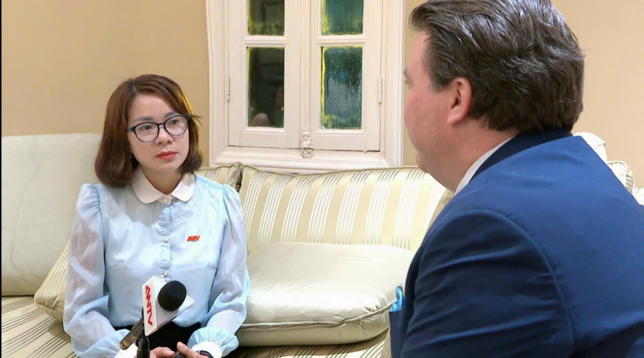 Nhà báo Kiên trong buổi phỏng vấn ông Marc Knapper - Đại sứ Hoa kỳ tại việt nam