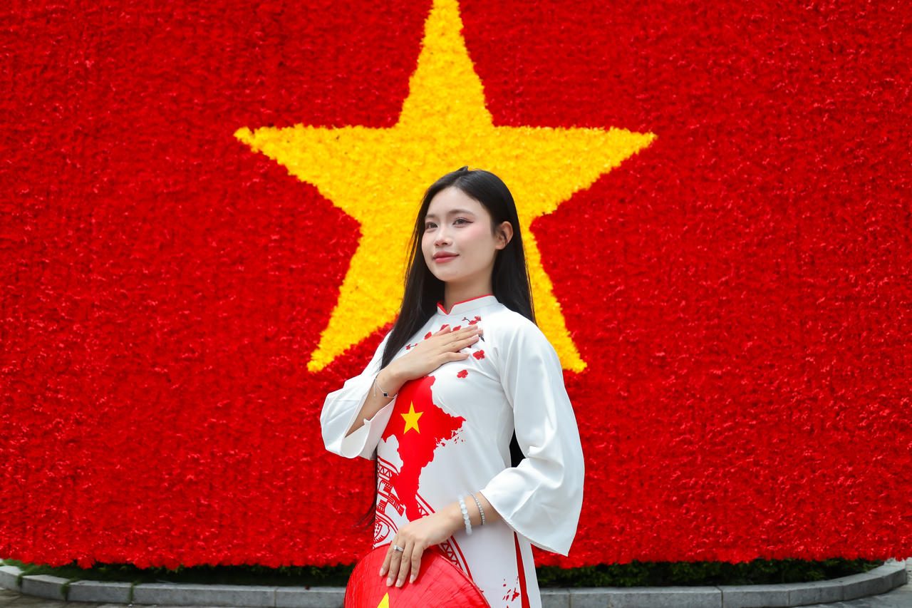 Du khách thích thú check-in đại kỳ tại Hạ Long ngay trước thềm lễ 2/9