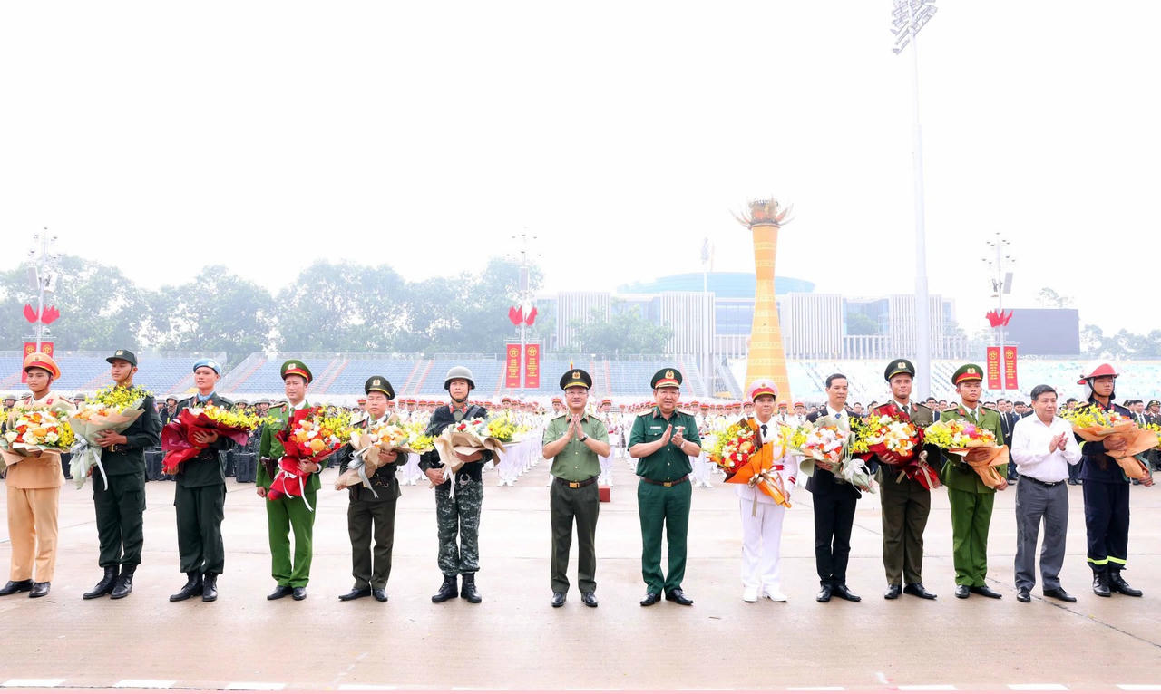 Đại diện lãnh đạo tặng hoa cho đại diện các lực lượng tham gia Lễ xuất quân.