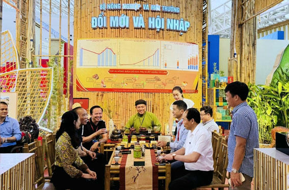 Không gian thưởng lãm trà tại triển lãm ngành Nông nghiệp dịp Kỷ niệm 80 năm của Ngành.