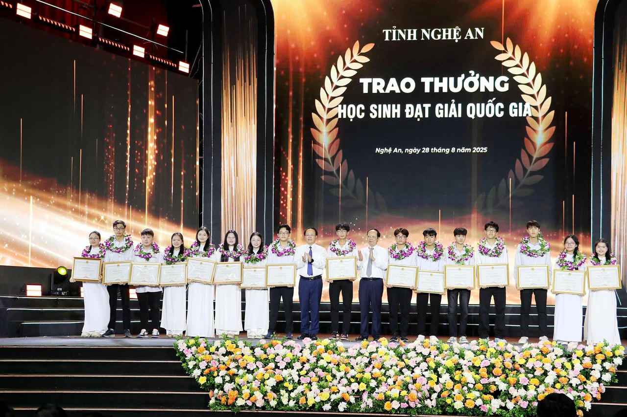 Các em học sinh đạt giải Khoa học kỹ thuật được vinh danh và trao tặng bằng khen.