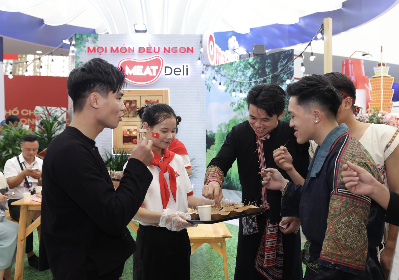 Các bạn trẻ thích thú với sản phẩm MEATDeli.