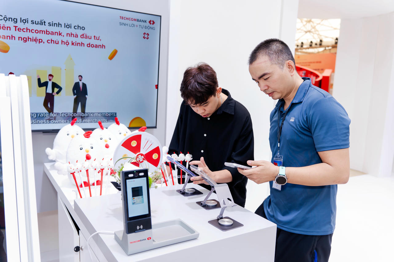 Khách tham dự trải nghiệm gian trưng bày của Techcombank.