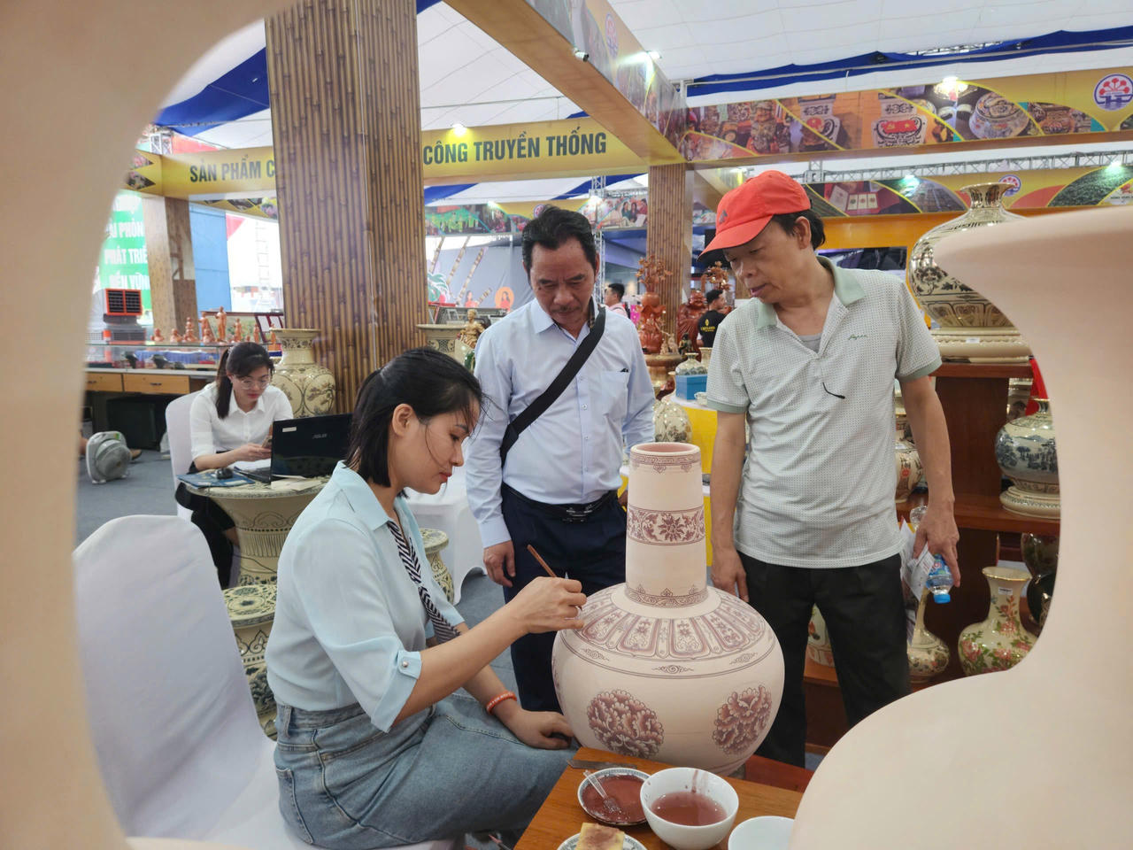 Gian hàng giới thiệu về đồ gốm Chu Đậu Hải Phòng tại Triển lãm A80.