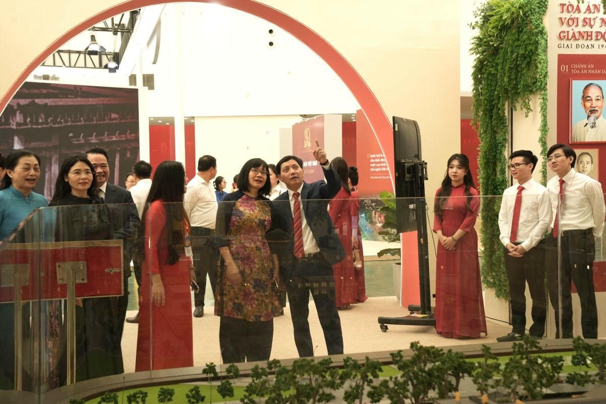 Tổng Biên tập Báo Công lý Trần Đức Vinh giới thiệu Vòm Công lý tại gian trưng bày với Thứ trưởng Bộ Tư pháp Đặng Hoàng Oanh. (Ảnh: Công Lý)
