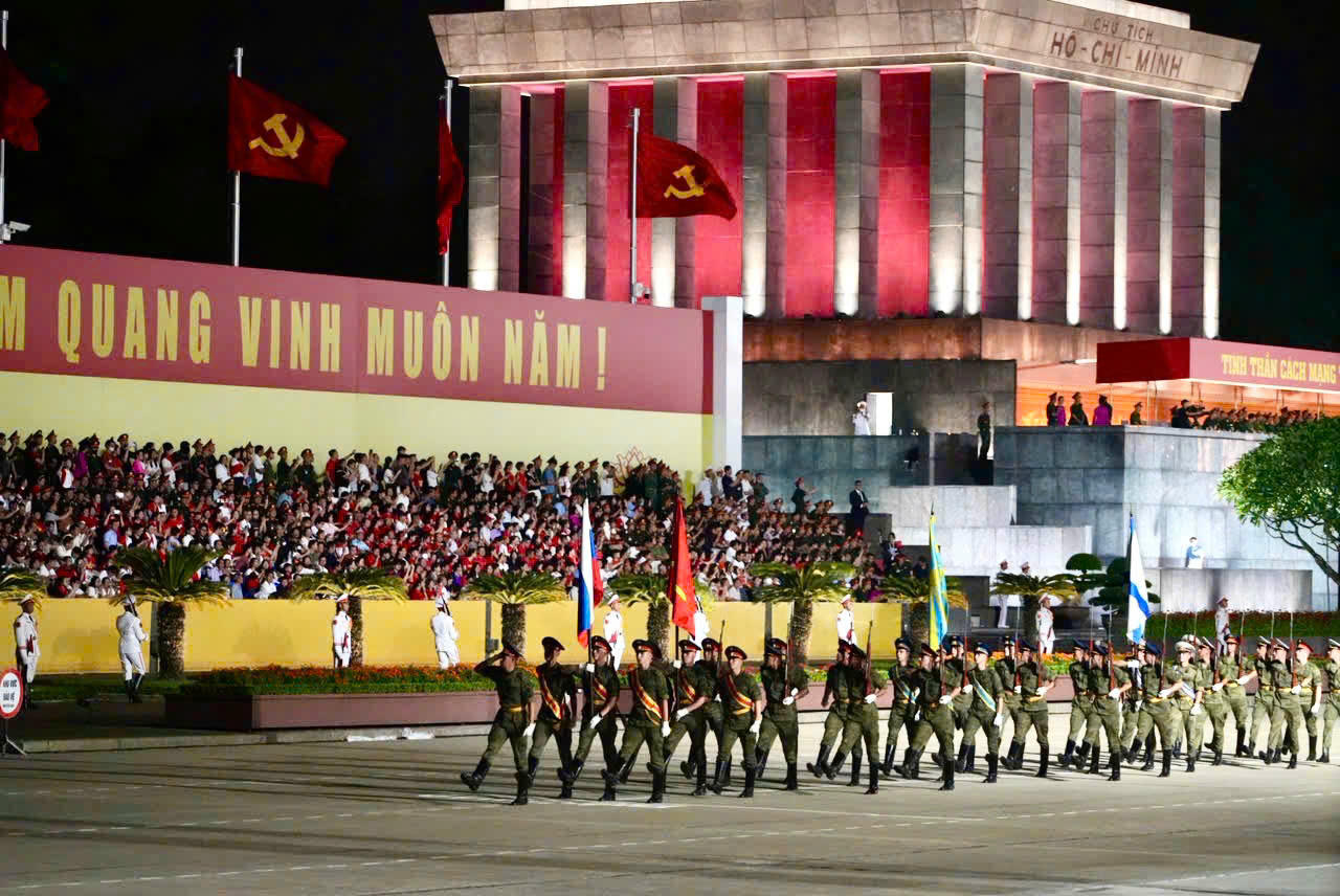 Quân đội quốc tế cùng Việt Nam thể hiện sức mạnh trên Quảng trường Ba Đình lịch sử