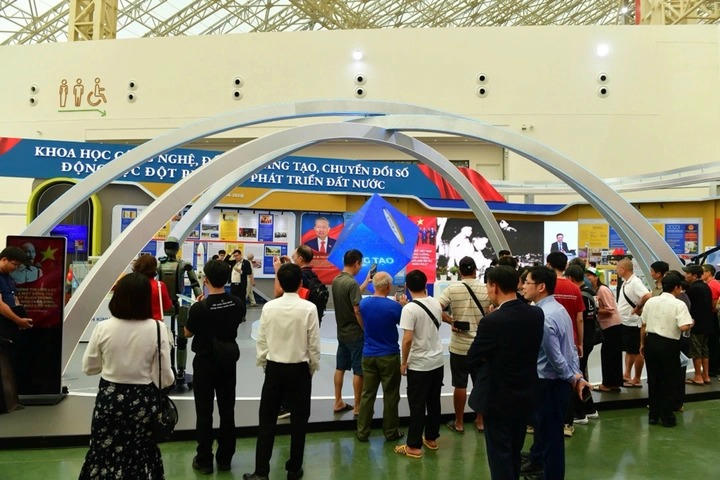 Các sản phẩm do Việt Nam phát triển như máy bay không người lái - UAV, robot hình người... được trưng bày tại Triển lãm đã thu hút nhiều khách tham quan là những người đam mê, yêu thích công nghệ và quan tâm đến sự phát triển của Việt Nam. (Ảnh: Bộ Khoa học Công nghệ)