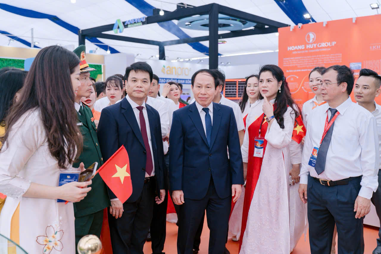 Gian hàng của Hoang Huy Group đón tiếp nhiều đồng chí lãnh đạo Trung ương và Thành phố tham quan. 
