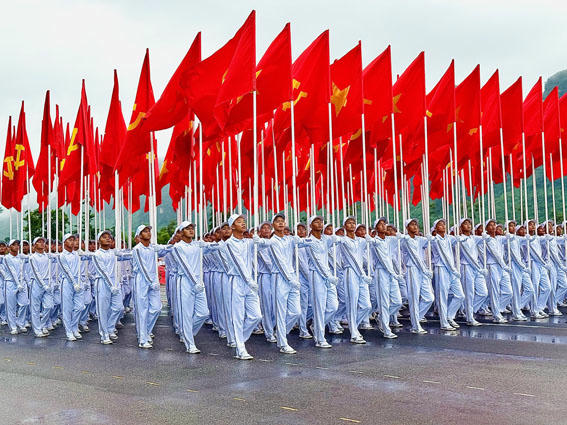 Dưới cờ Đảng quang vinh, Nhân dân Việt Nam tiếp tục đoàn kết, chung sức đồng lòng, kiên định con đường mà Đảng và Bác Hồ đã lựa chọn. (Ảnh: Mỵ Châu)