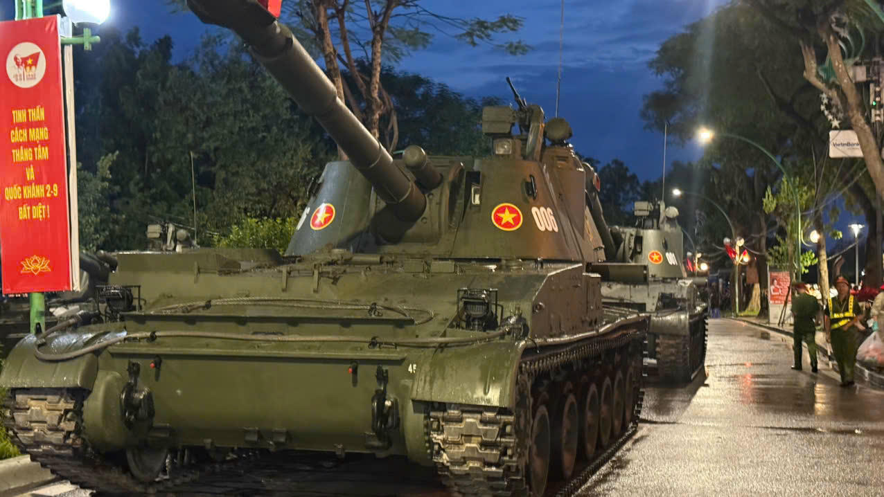 Dàn Xe pháo Quân sự tập kết chuẩn bị cho buổi tổng duyệt. Ảnh: Mỵ Châu