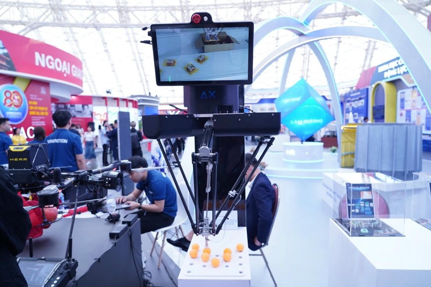 Hệ thống Delta X Smart: Hệ thống robot phân loại thông minh tốc độ cao này đã bán được 500 sản phẩm tới hơn 60 quốc gia, với công nghệ lõi hoàn toàn do Việt Nam làm chủ. (Ảnh: Bộ Khoa học Công nghệ)