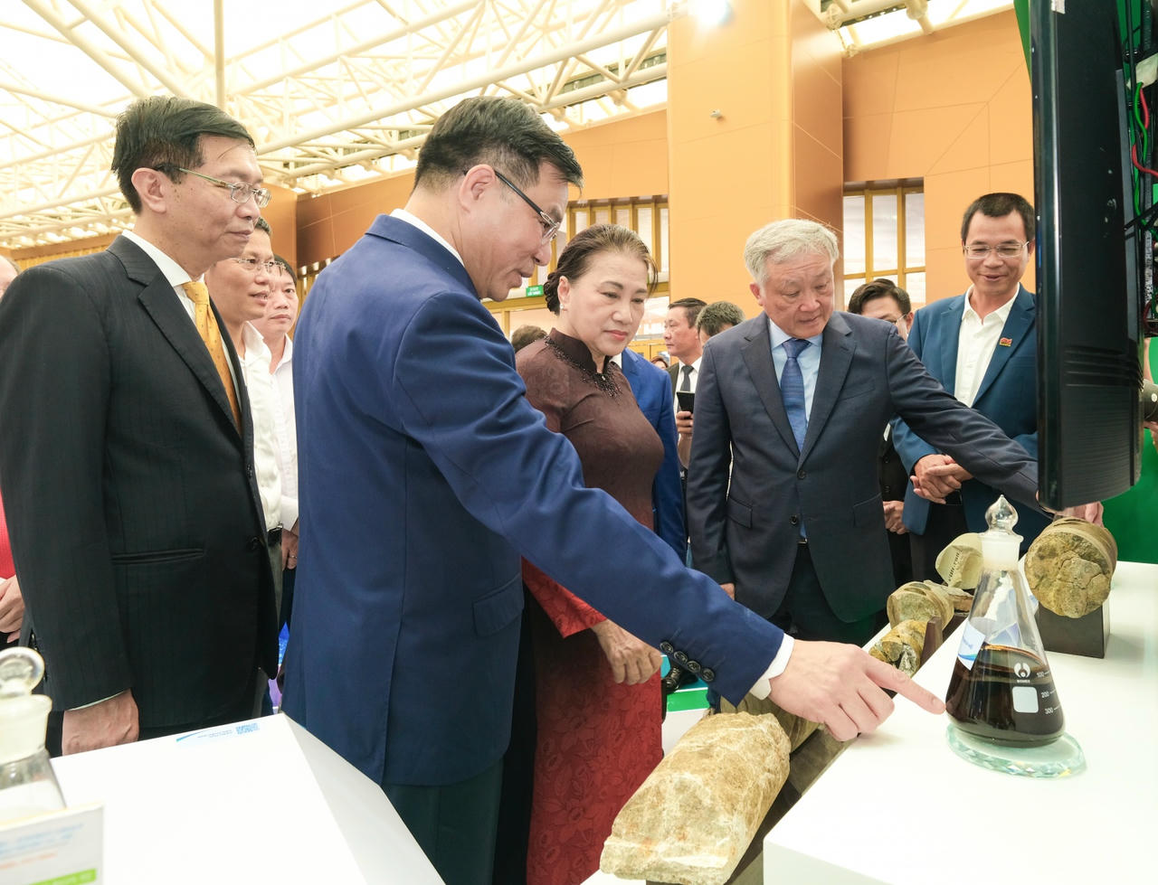 Chủ tịch Petrovietnam Lê Mạnh Hùng giới thiệu với đồng chí Nguyễn Thị Kim Ngân - nguyên Ủy viên Bộ Chính trị, nguyên Chủ tịch Quốc hội và đồng chí Nguyễn Hòa Bình - Ủy viên Bộ Chính trị, Phó Thủ tướng thường trực Chính phủ về các mẫu dầu thô tại thềm lục địa Việt Nam.