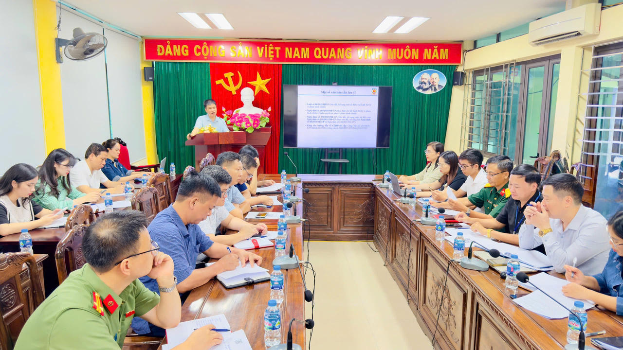 Cán bộ Sở Tư Pháp tỉnh Thái Nguyên phát biểu tại Hội nghị (Ảnh: Lê Hanh)