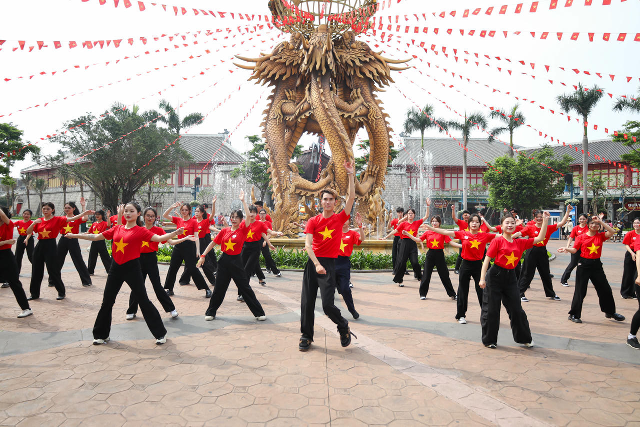 Du khách thích thú check-in đại kỳ tại Hạ Long ngay trước thềm lễ 2/9