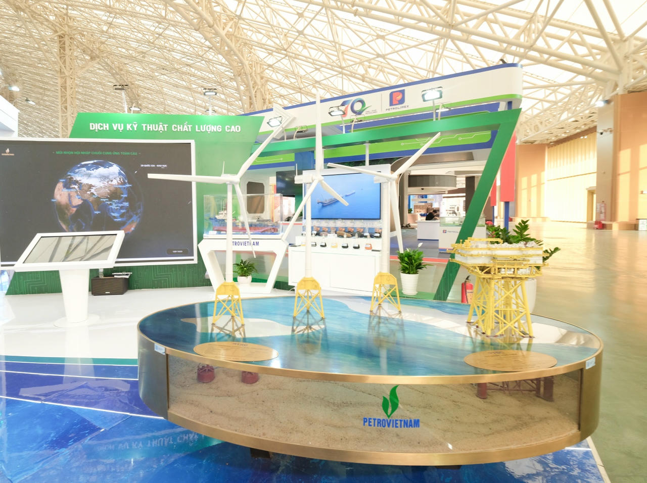 Gian trưng bày của PTSC với hình cột chân điện gió ngoài khơi.