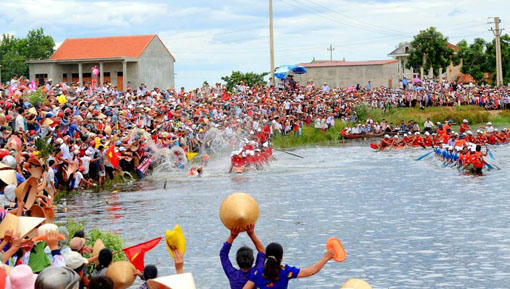 Người dân Lệ Thủy tưng bừng trong ngày hội lớn. (Ảnh: Hoàng An)