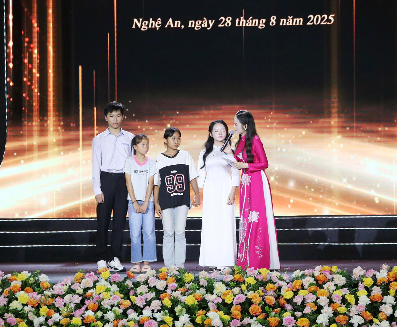 Hai học sinh đạt giải trong kỳ thi Quốc tế và Quốc gia đã trích phần thưởng tặng hai bạn nhỏ học sinh nghèo vượt khó tại miền núi tỉnh Nghệ An.