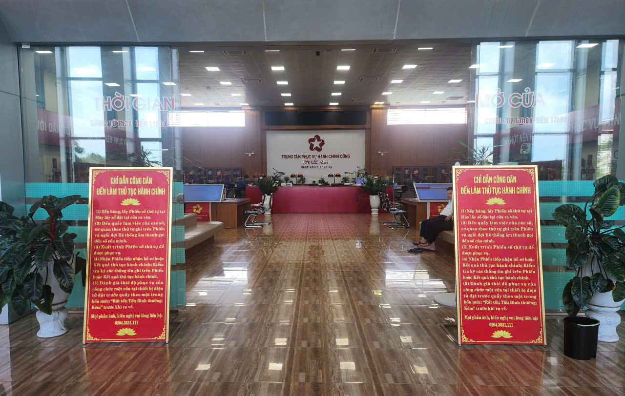 Trung tâm Phục vụ hành chính công tỉnh Bắc Ninh bố trí bảng chỉ dẫn, hỗ trợ người dân đến làm thủ tục.
