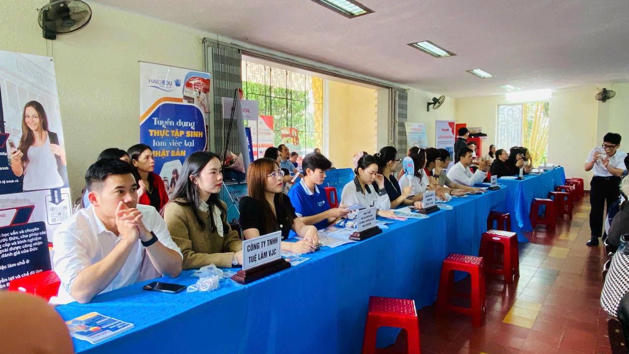 Các doanh nghiệp tham gia tuyển dụng lao động tại một hội nghị do Trung tâm DVVL tỉnh Lâm Đồng tổ chức.