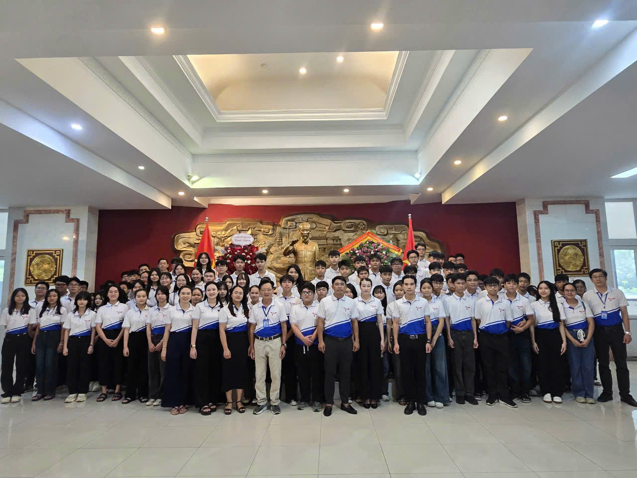 Thầy và trò trường THPT Thuận Hóa chụp ảnh lưu niệm tại Bảo tàng Hồ Chí Minh.