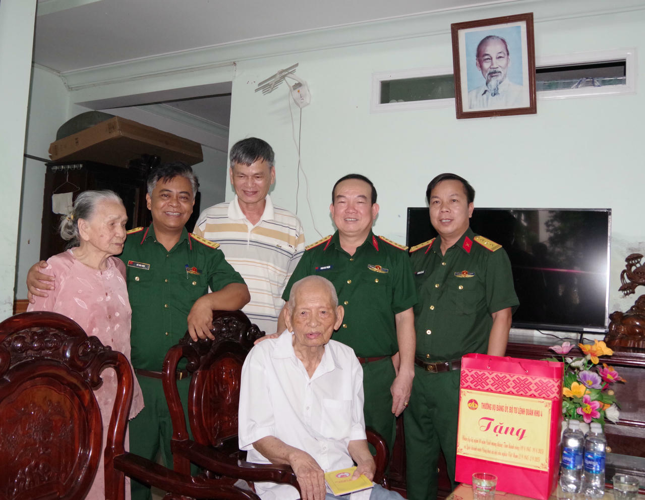 Thăm, tặng quà ông Đinh Đại Minh - Cán bộ tiền khởi nghĩa tại phường Hương An, TP Huế.