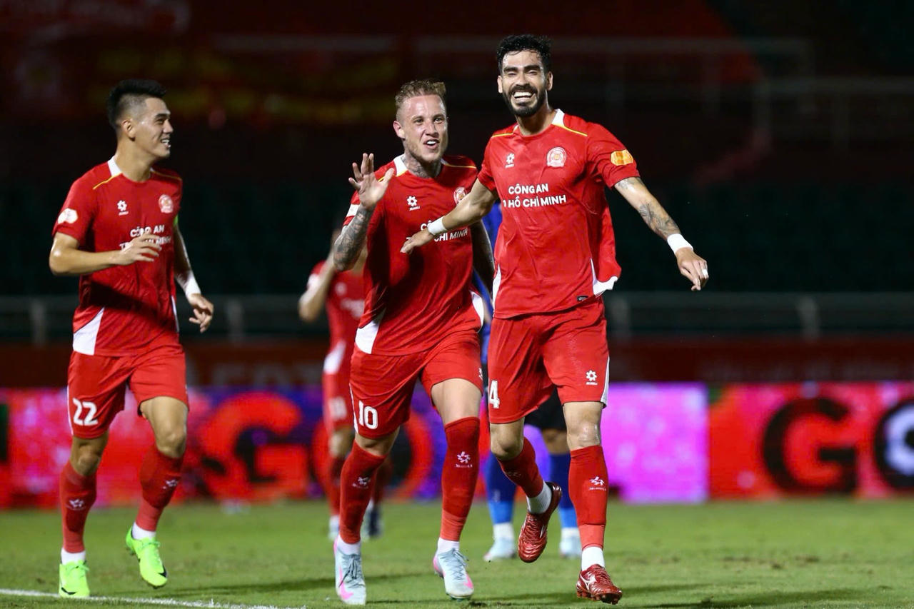 Hai đội bóng công an thắng trận