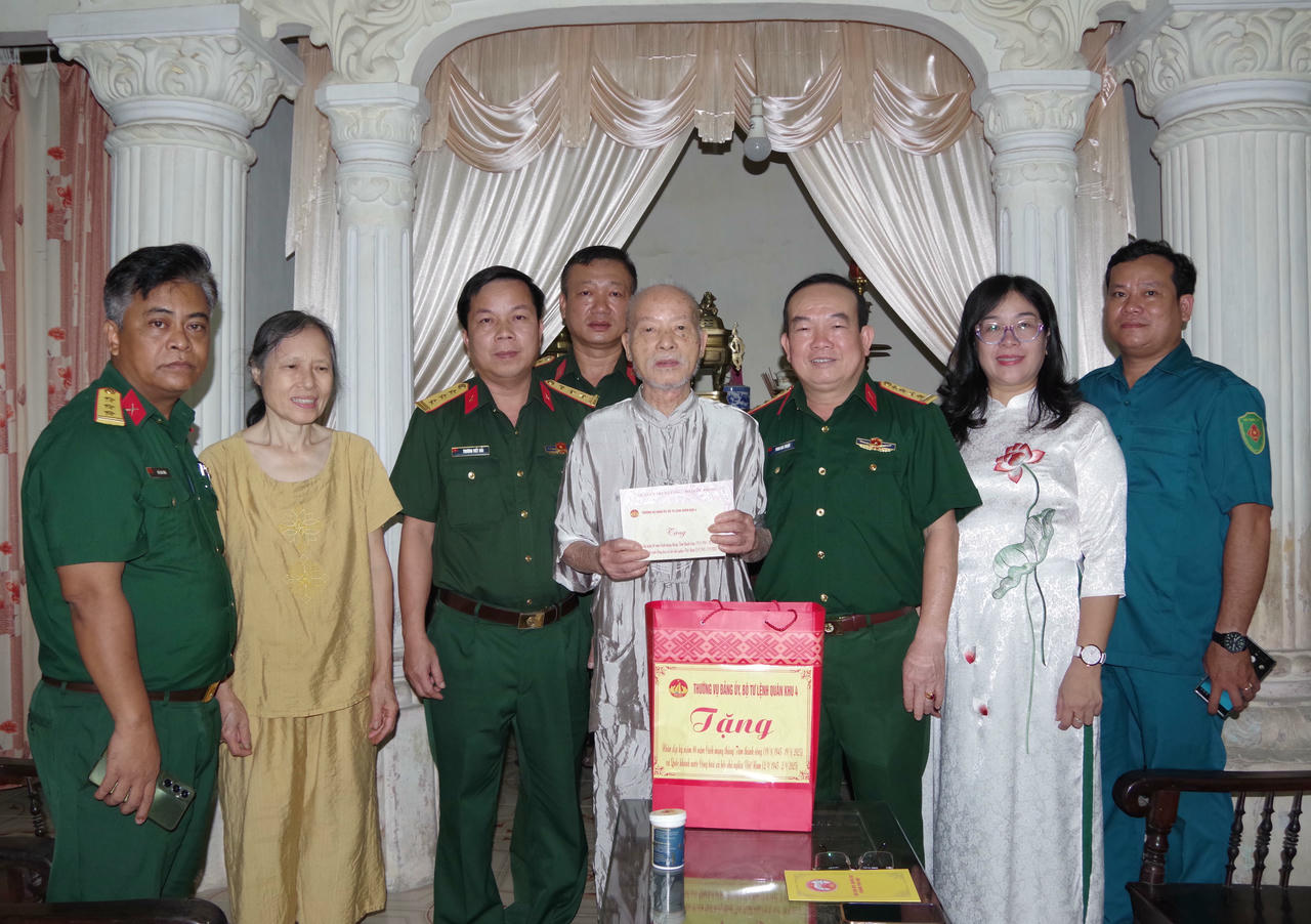 Thăm, tặng quà ông Lê Tự Biên - Cán bộ tiền khởi nghĩa tại phường Kim Long, TP Huế.