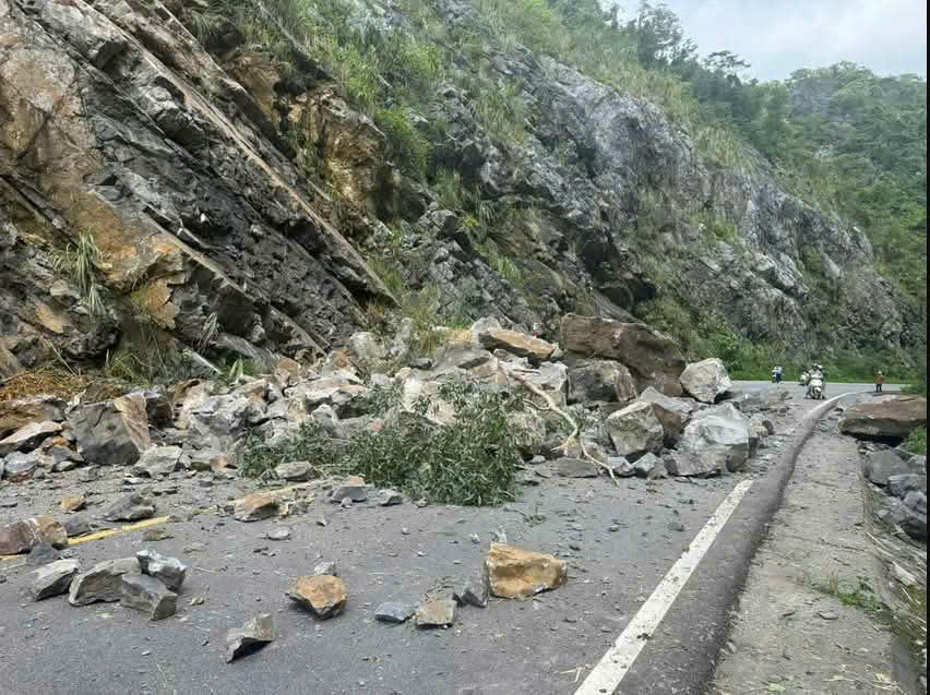  UBND đặc khu Cát Hải đã có thông báo tạm dừng hoạt động đối với các phương tiện qua đoạn đường này để bảo đảm an toàn giao thông. 