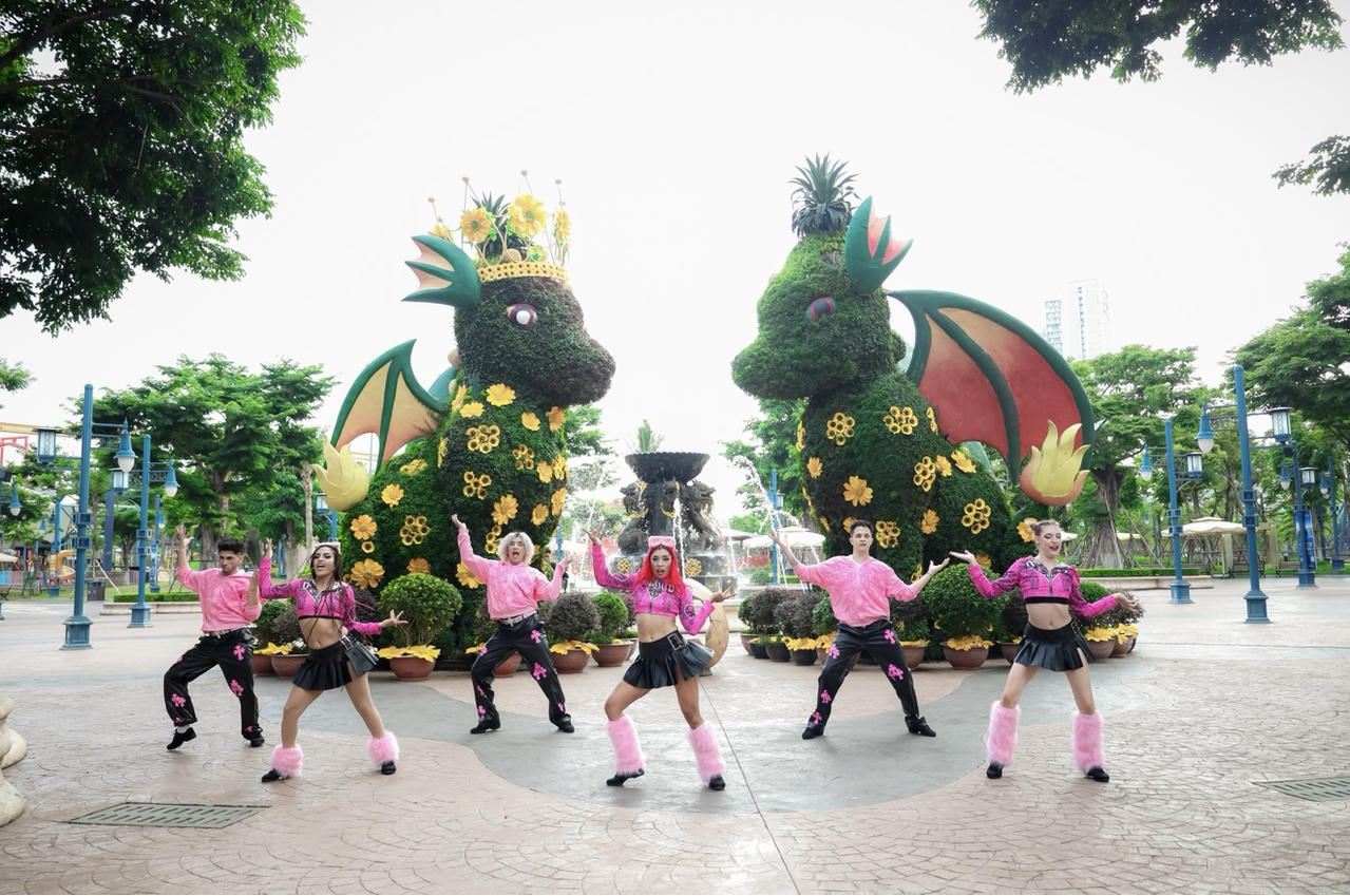 Du khách thích thú check-in đại kỳ tại Hạ Long ngay trước thềm lễ 2/9