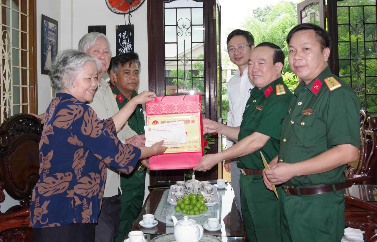 Quân khu 4 thăm, tặng quà cán bộ lão thành cách mạng, cán bộ tiền khởi nghĩa tại TP Huế
