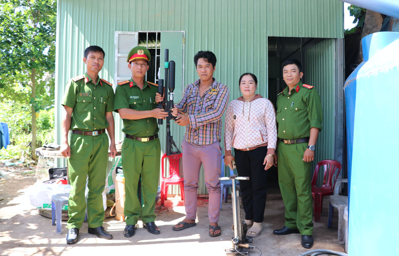 Anh Nguyễn Văn Ril, người dân xã Bình Giang tự nguyện giao nộp khẩu súng hơi cho lực lượng Công an xã Bình Giang. 