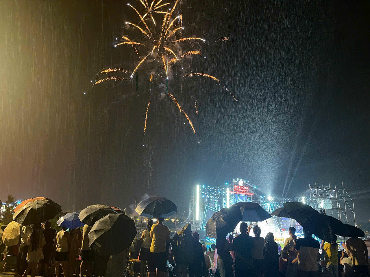 Nhân dân và du khách đội mưa xem pháo hoa tại chương trình