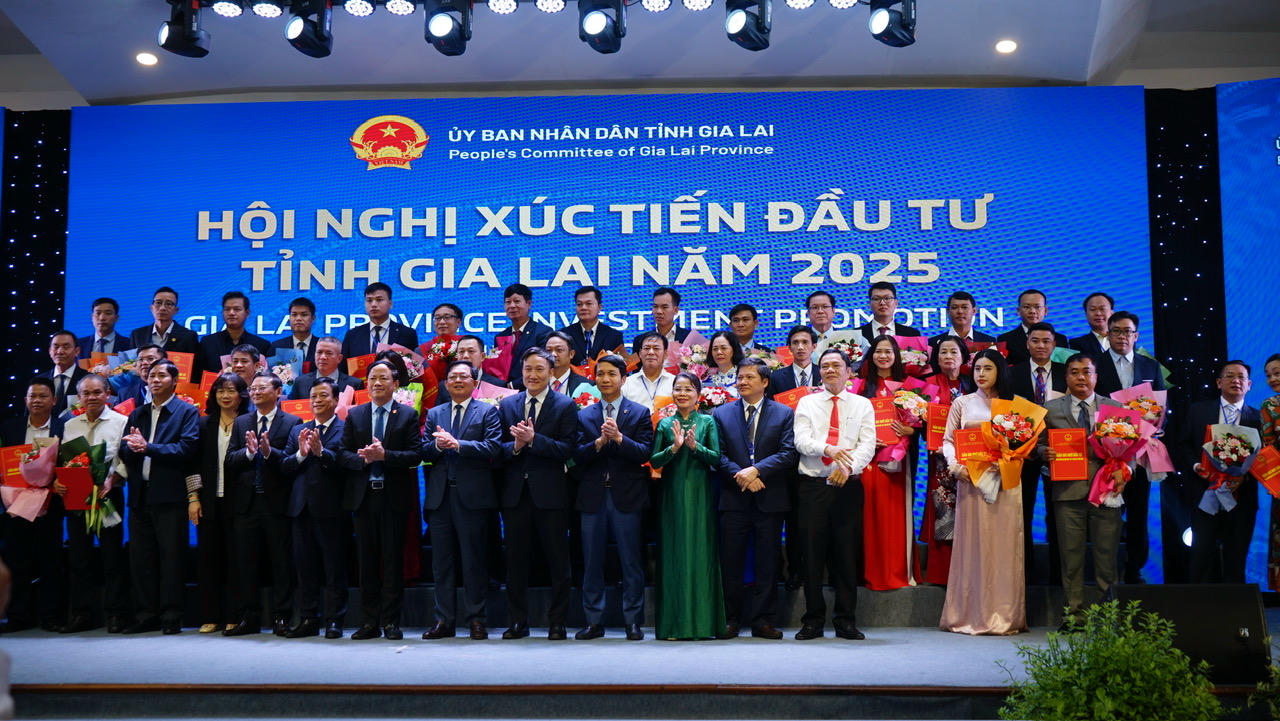 Lãnh đạo tỉnh Gia Lai chụp ảnh lưu niệm với các nhà đầu tư.