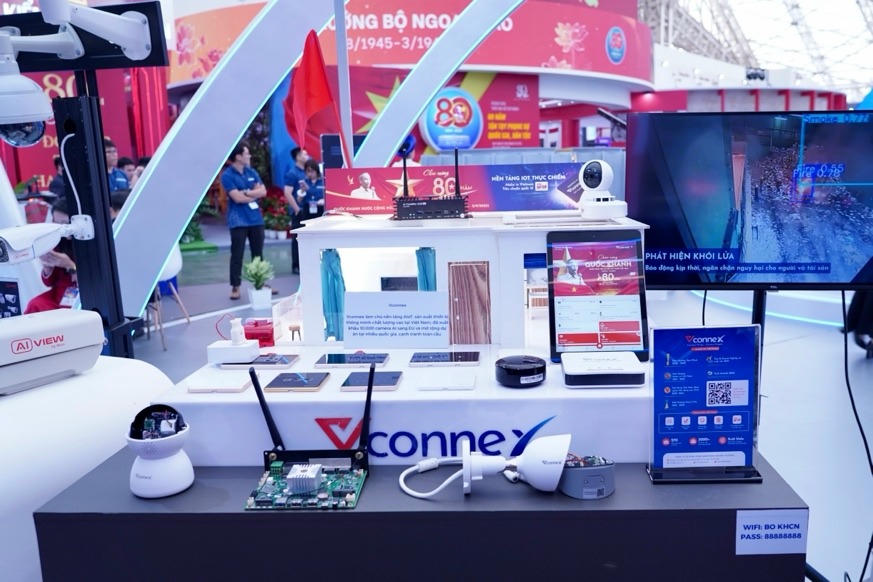 Các thiết bị nhà thông minh của VConnex. Startup này sở hữu dải sản phẩm đa dạng, từ công tắc thông minh, cảm biến chuyển động, cảm biến khói, khóa cửa thông minh, ổ cắm thông minh, đến camera giám sát. (Ảnh: Bộ Khoa học Công nghệ)