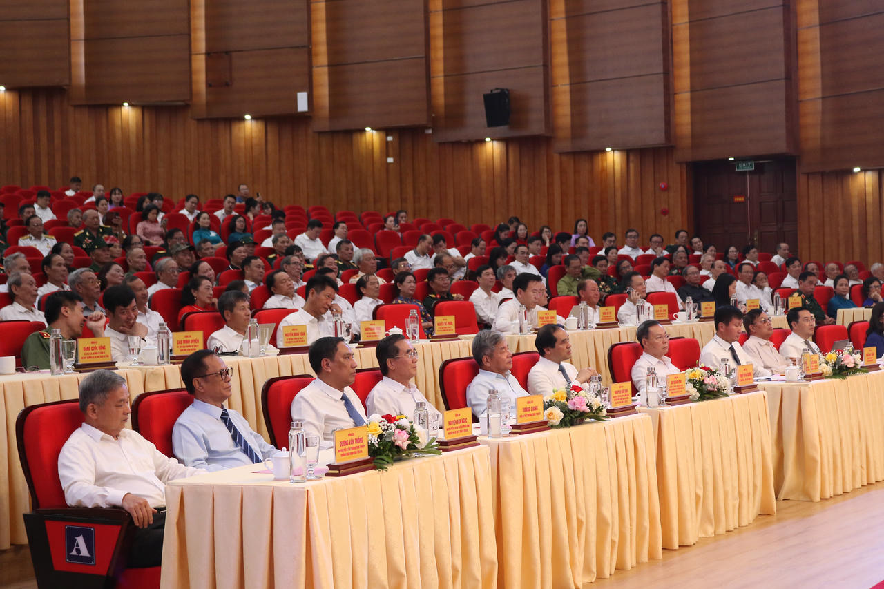 Các đại biểu tham dự buổi lễ.