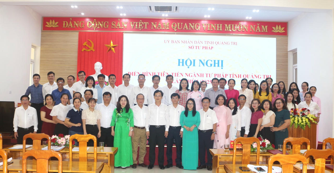 Toàn thể cán bộ, công chức Sở Tư pháp tỉnh Quảng Trị chụp ảnh lưu niệm.