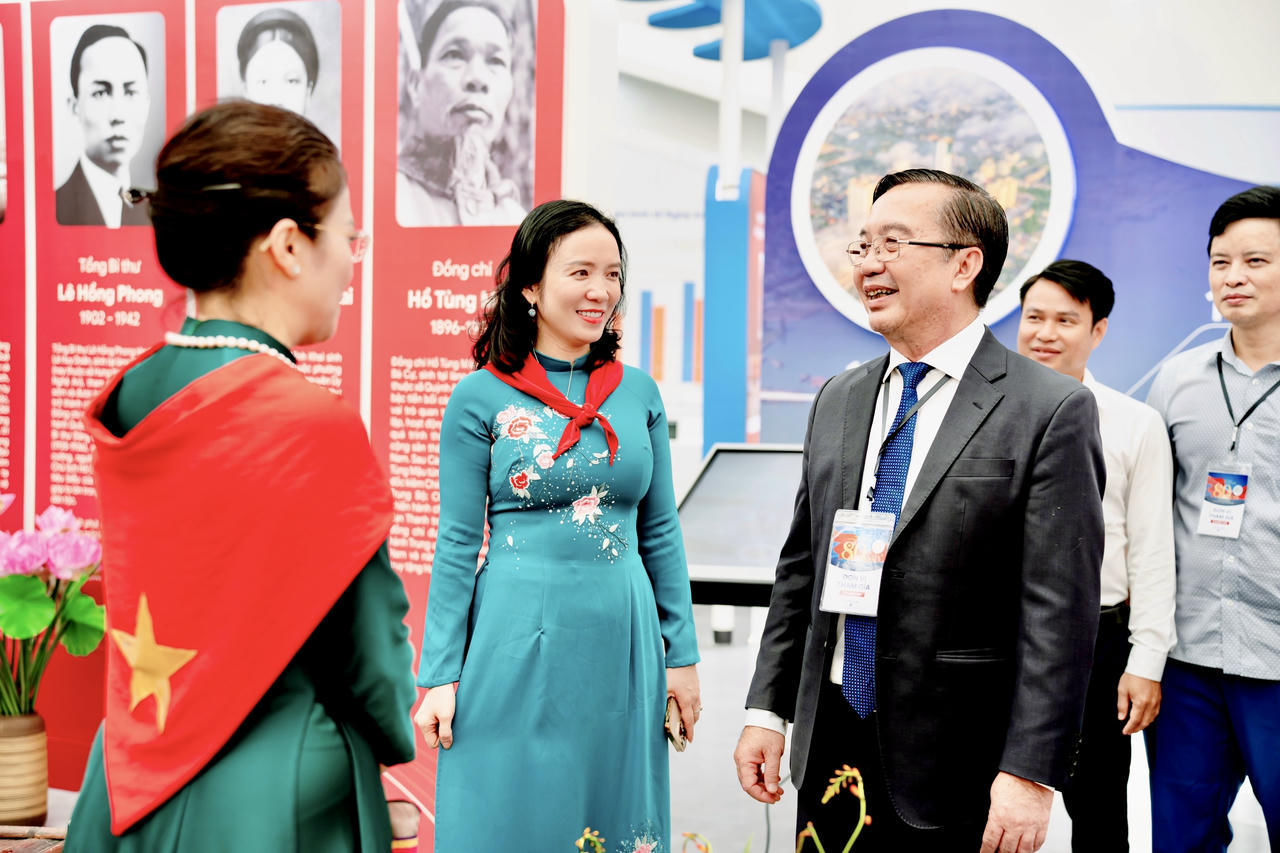 Các đại biểu tham quan không gian trưng bày "Trầm tích và Khát vọng Sông Lam". Ảnh: CSCC