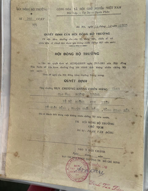 Quyết định tặng Huy chương Kháng chiến hạng Nhất cho ông Hoàng Lương và bà Huỳnh Kim Liên. (Ảnh: Bùi Yên)