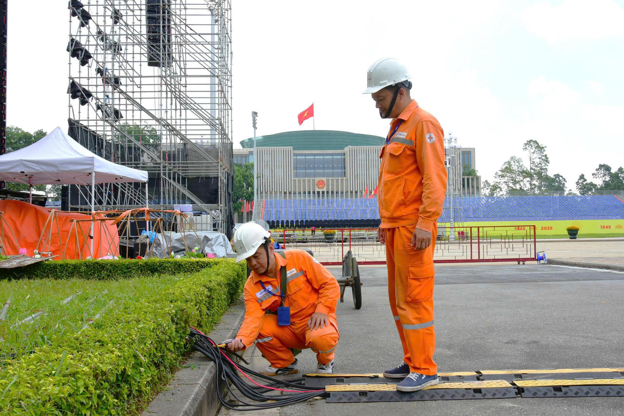 Âm thầm bảo vệ nguồn sáng cho Đại lễ 80 năm
