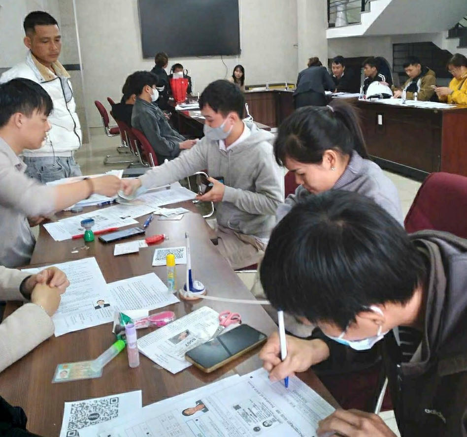 Người lao động đăng ký tuyển dụng.