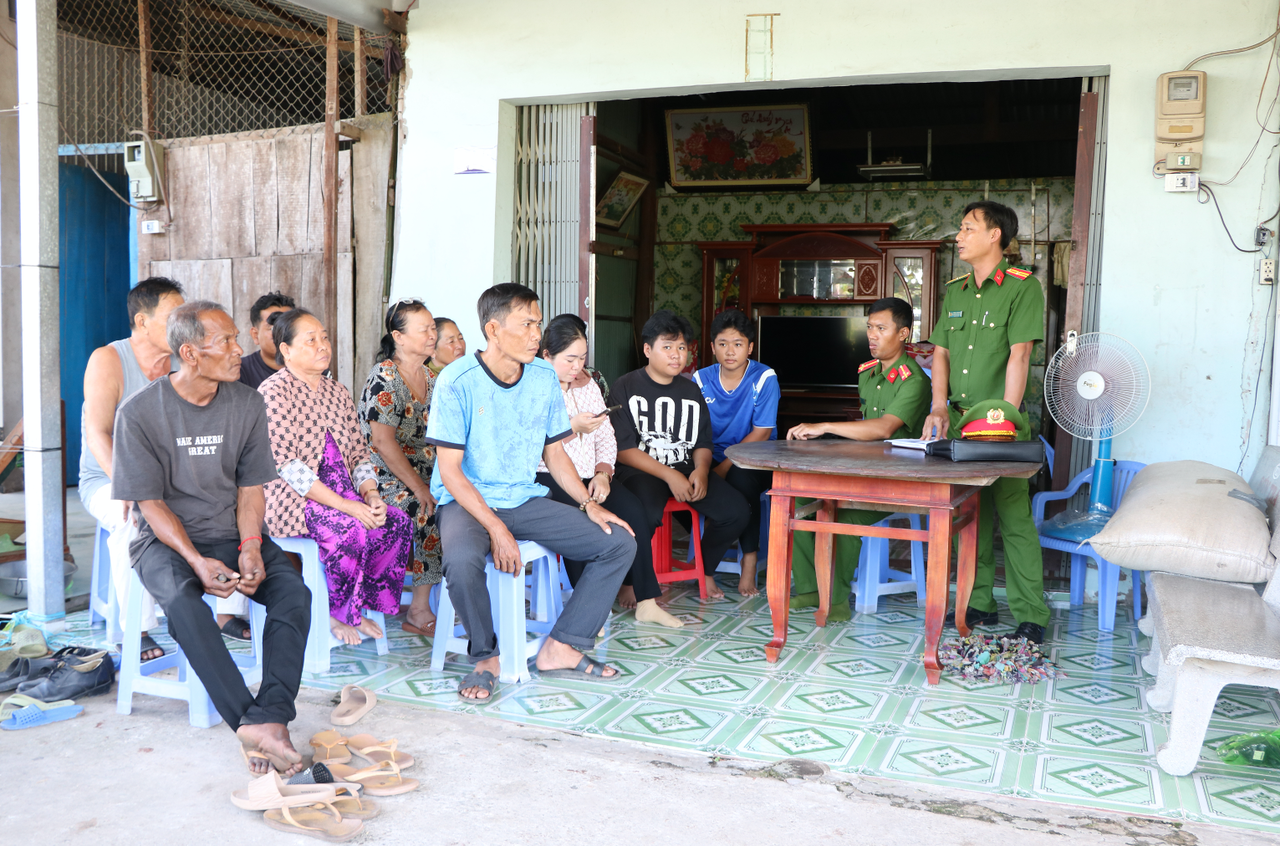 Lực lượng Công an xã Bình Giang tăng cường xuống địa bàn, tuyên truyền, vận động người dân giao nộp VK, VLN, CCHT.
