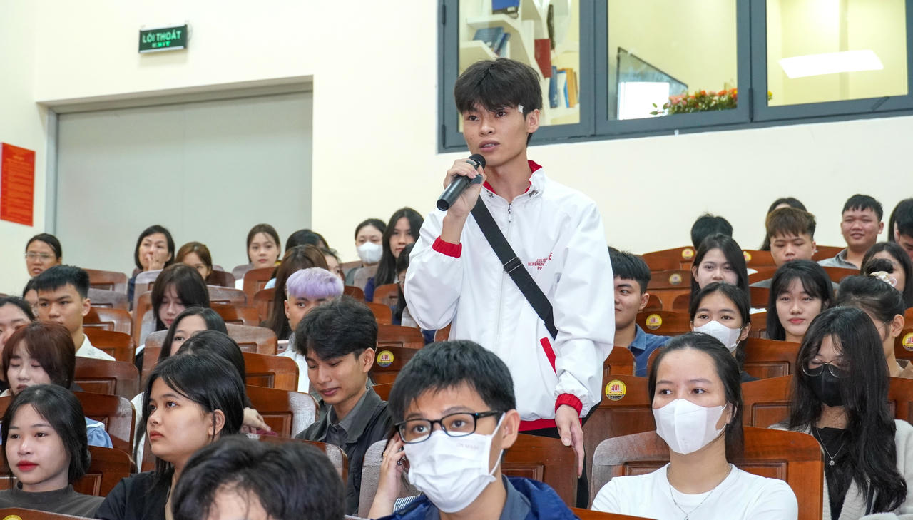 Sinh viên đặt câu hỏi cho diễn giả tại buổi tập huấn.