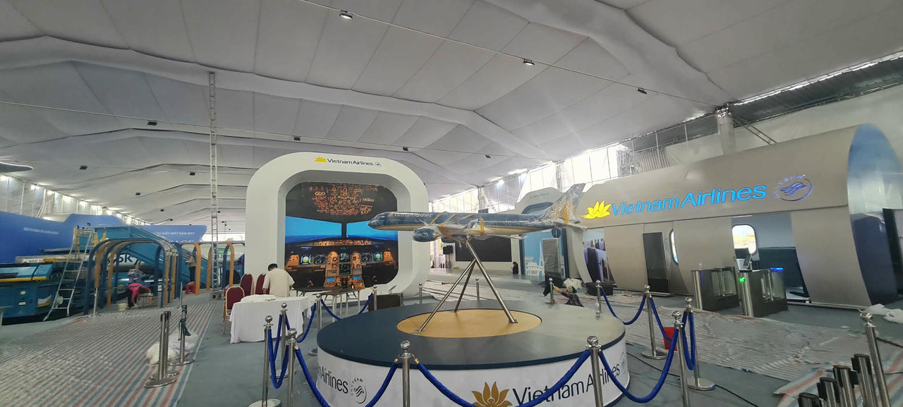 Các gian hàng của các doanh nghiệp hàng không đang được gấp rút hoàn thiện để chào đón công chúng tới tham quan và trải nghiệm. Ảnh: Tuấn Trịnh