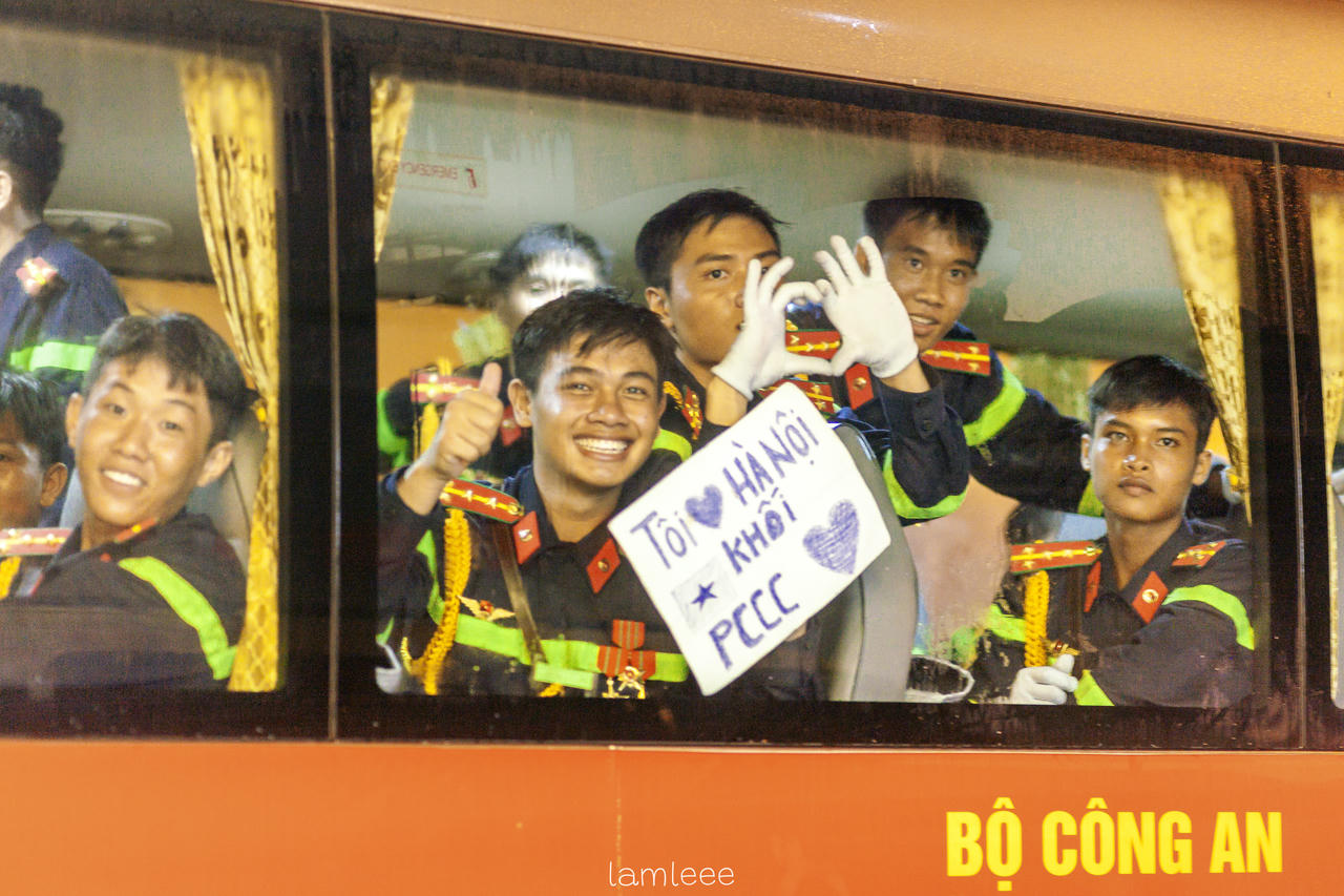 Những khoảng khắc đáng yêu của các chiến sĩ A80 khiến tim người dân “tan chảy” 