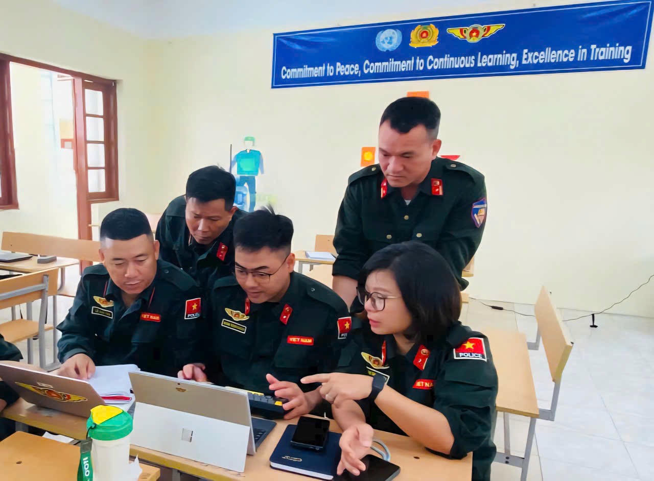 Chị Kiên và đồng đội học hỏi và tìm hiểu về nhiệm vụ của lực lượng GGHB LHQ.