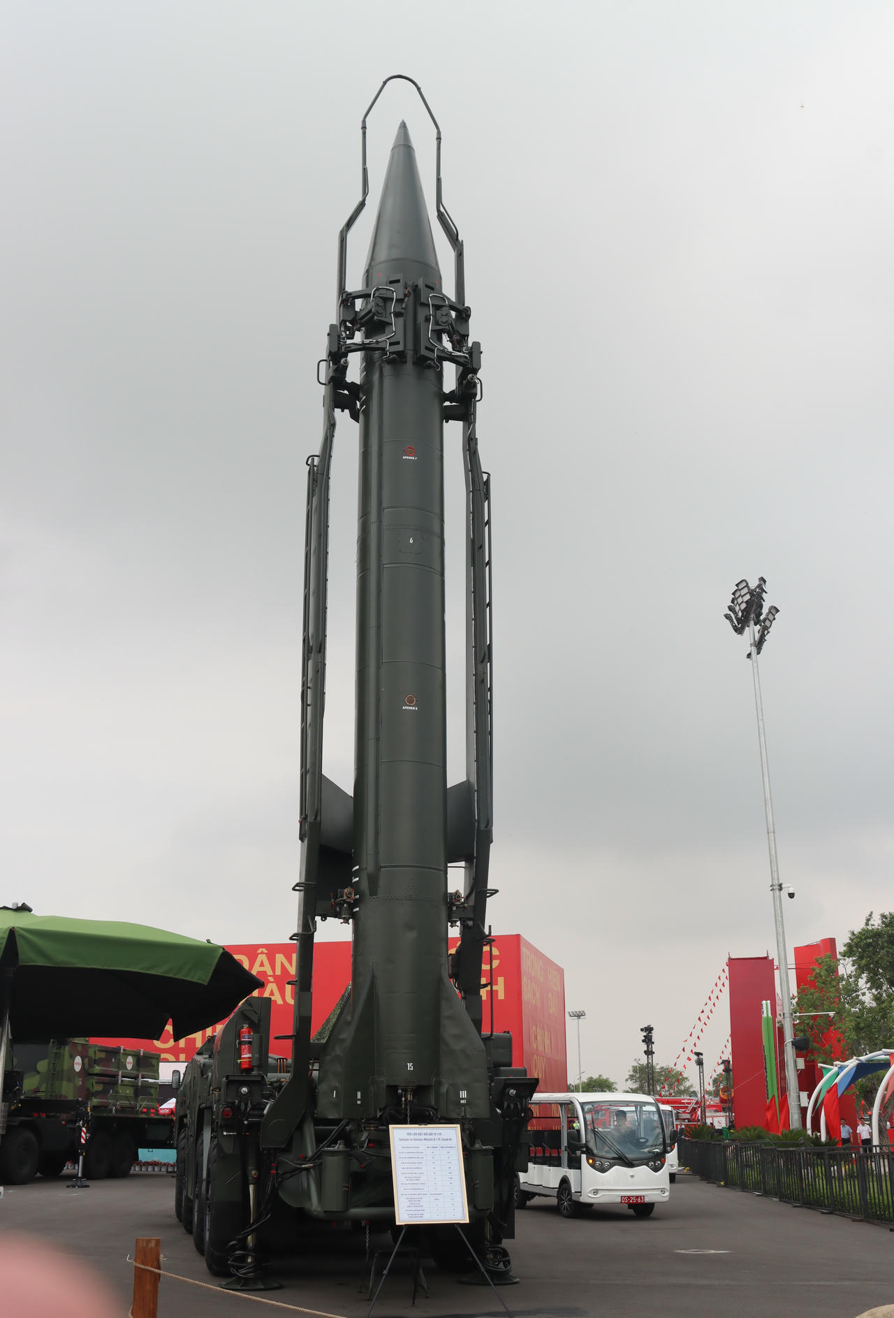 Bộ Quốc phòng cũng tham gia trưng bày tại khu vực ngoài trời với chủ đề “Thanh gươm và lá chắn”, diện tích 23.569m2, trời giới thiệu vũ khí, trang bị kỹ thuật tiêu biểu do Tổng cục Công nghiệp quốc phòng Việt Nam nghiên cứu chế tạo và các loại vũ khí, trang bị kỹ thuật hiện có trong biên chế của Quân đội ta.