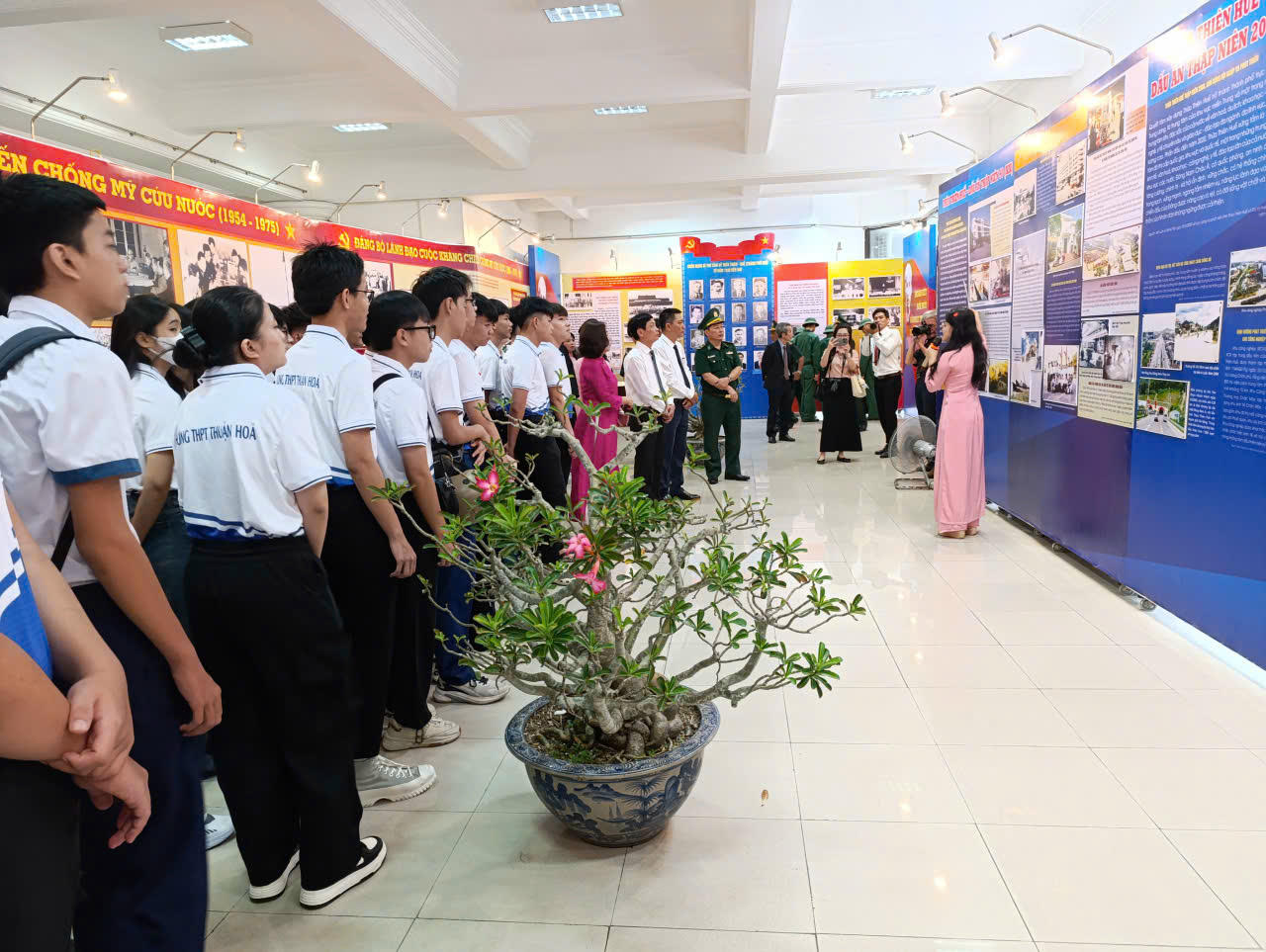 Các em học sinh được nghe thuyết minh tại Bảo tàng Hồ Chí Minh (TP Huế).