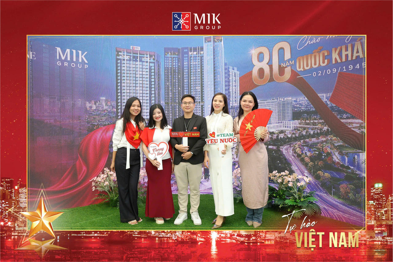 Khách tham quan lưu giữ khoảnh khắc check-in bằng ảnh QR tại không gian MIK Group