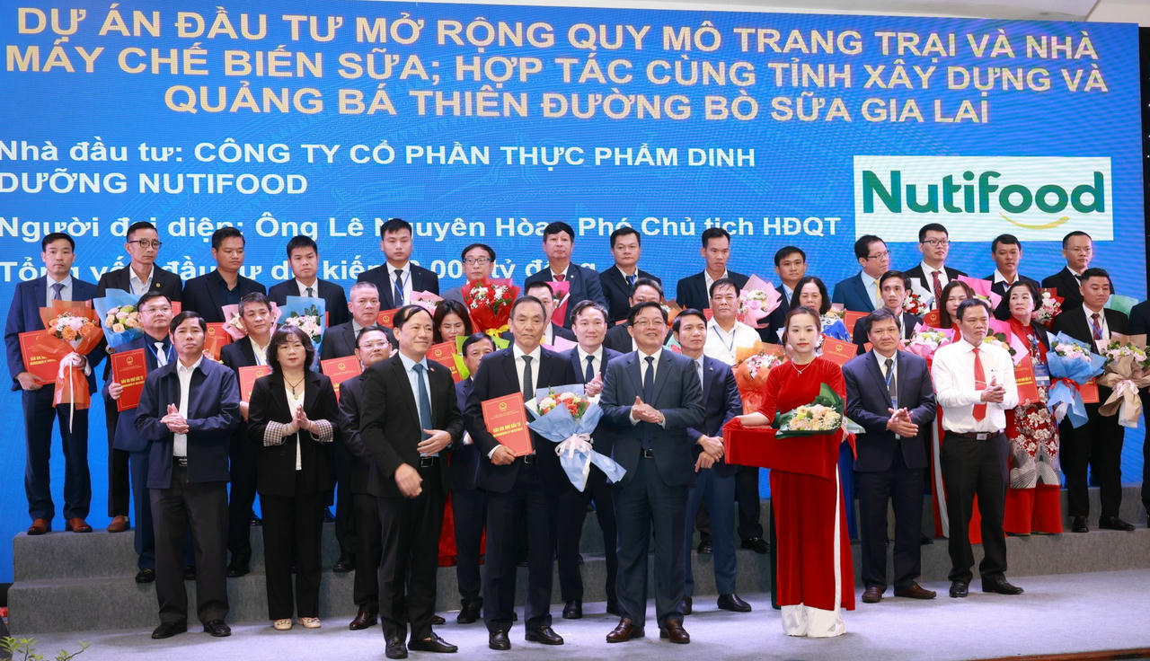 Đại diện Nutifood nhận hoa của lãnh đạo địa phương tại Hội nghị Xúc tiến đầu tư tỉnh Gia Lai.