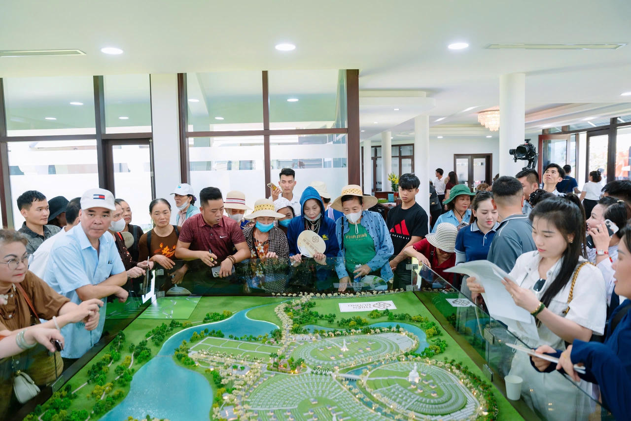 Đại lễ năm nay có sự tham dự của đông đảo khách mời, tăng ni phật tử trong và ngoài tỉnh Tuyên Quang. Ảnh: An Phát Vinh.